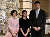 爱游戏体育在线-姚明重返篮球赛场：中国巨人教练身份娇妻与儿子助阵的简单介绍