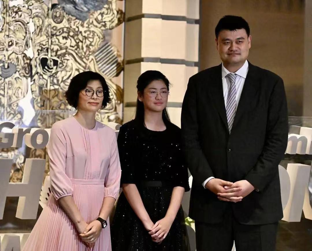 姚明重返篮球赛场：中国巨人教练身份娇妻与儿子助阵的简单介绍