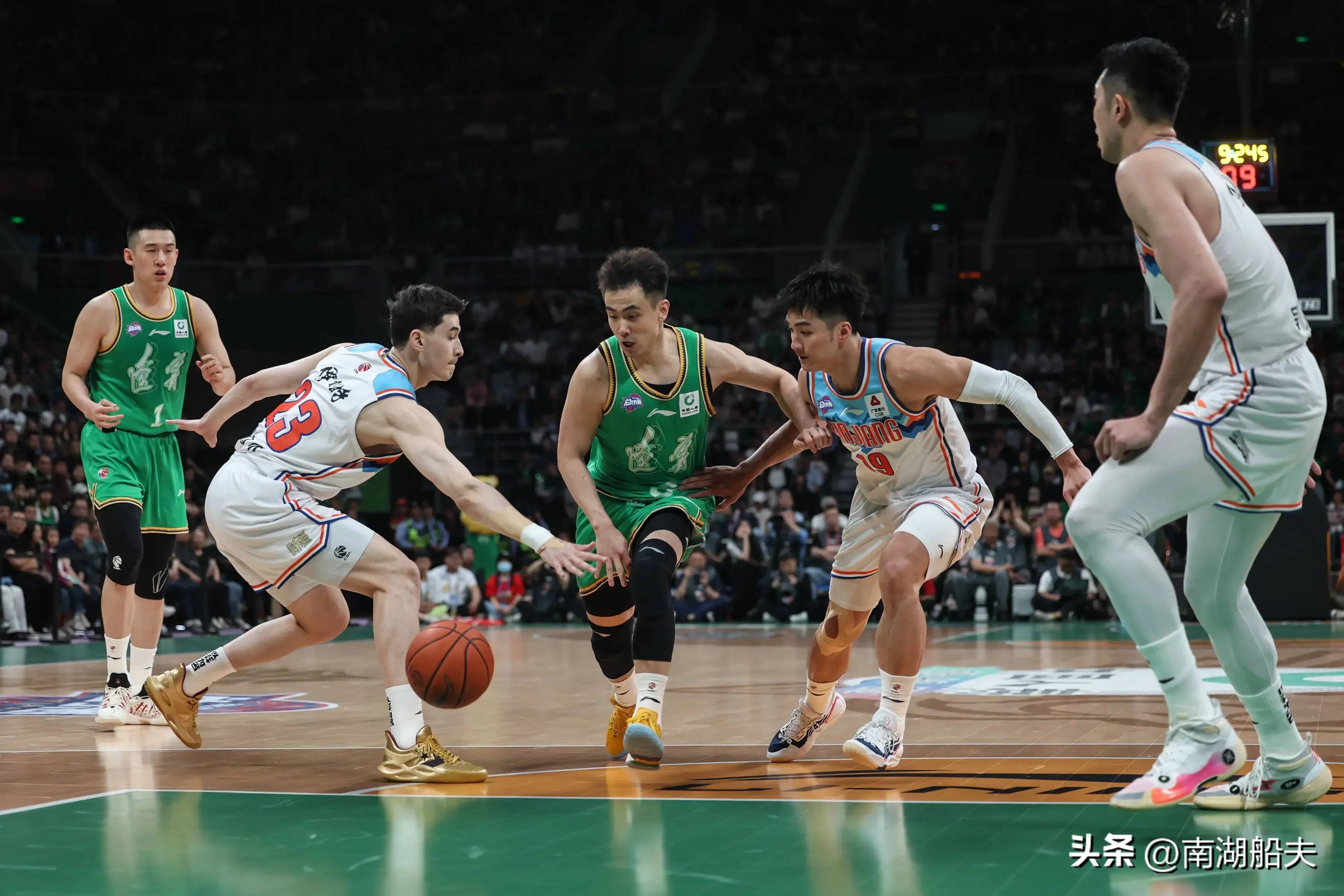 关于外援调整策略，球队在CBA季后赛中取得连胜势头的信息