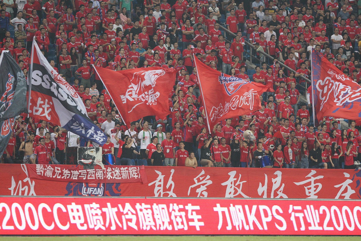 暴风雨袭击球场，球队奋力抗敌取胜的简单介绍