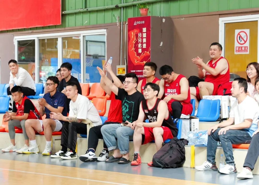 亚洲篮球赛事激情澎湃，欢呼声不断的简单介绍
