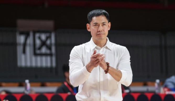 关于闵鹿蕾因个人原因辞职聘请张庆鹏担任主教练的信息