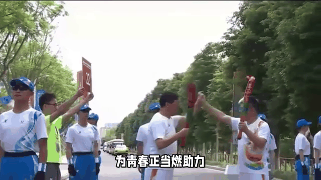 中国台北战神队啦啦队员为球队加油，与球迷互动活跃气氛的简单介绍