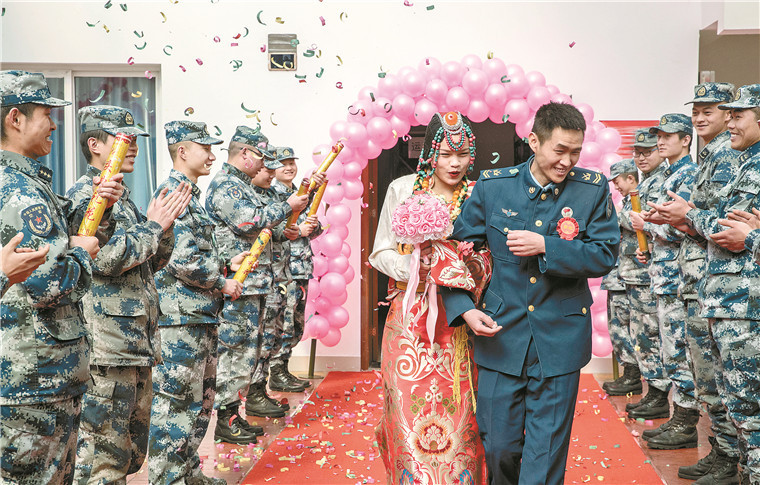 法国中场贡多齐本周四在罗马举行婚礼，部分队友应邀出场(巴西圣保罗高桥队与沿河联队展开足球角逐)