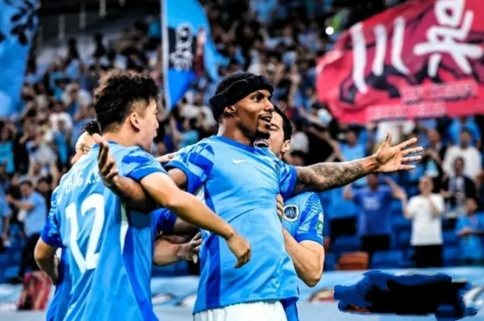 不愧英超主力，韦斯利首秀演“帽子戏法”！深圳新鹏城4-0(为什么叫波兰周琦)